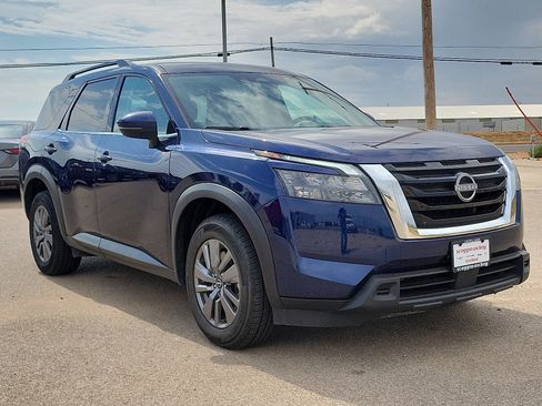 Used 2025 Nissan Pathfinder SV image 6