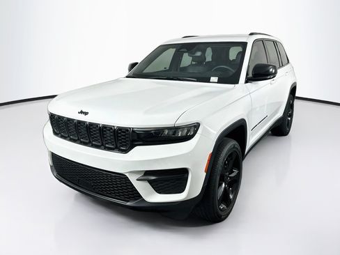 Used 2023 Jeep Grand Cherokee Altitude RWD image 3