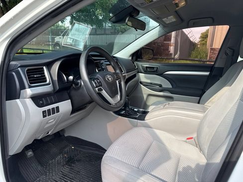 Used 2019 Toyota Highlander LE FWD image 11