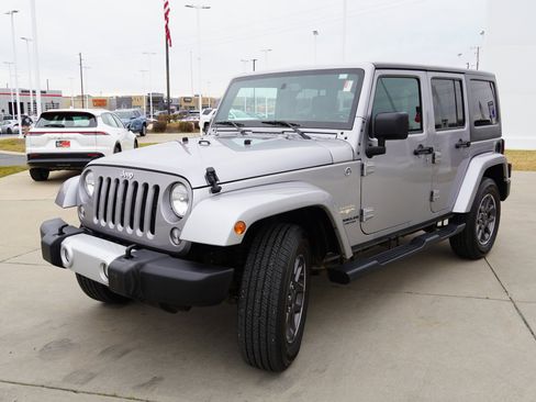 Used 2015 Jeep Wrangler Unlimited Sahara w/ Connectivity Group image 4