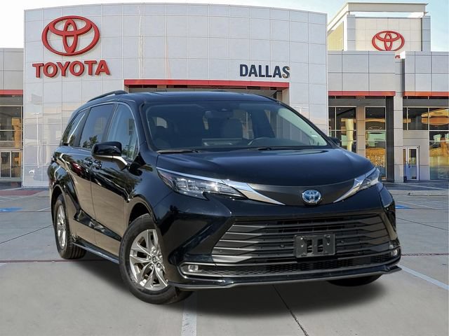 Used 2025 Toyota Sienna XLE FWD image 1