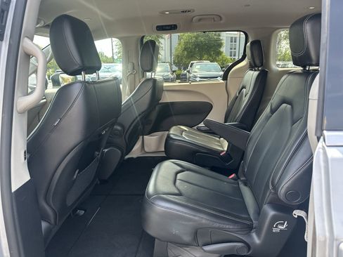 Used 2023 Chrysler Pacifica Touring-L FWD image 31