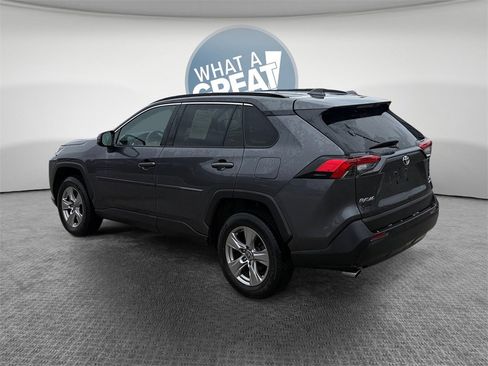 Used 2022 Toyota RAV4 XLE w/ Convenience Package image 6