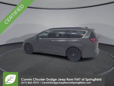 Certified 2022 Chrysler Pacifica Touring-L image 10