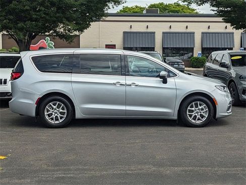 Used 2023 Chrysler Pacifica Touring image 2