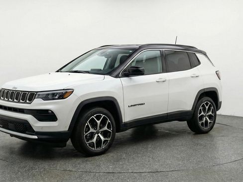 Used 2025 Jeep Compass Limited image 3