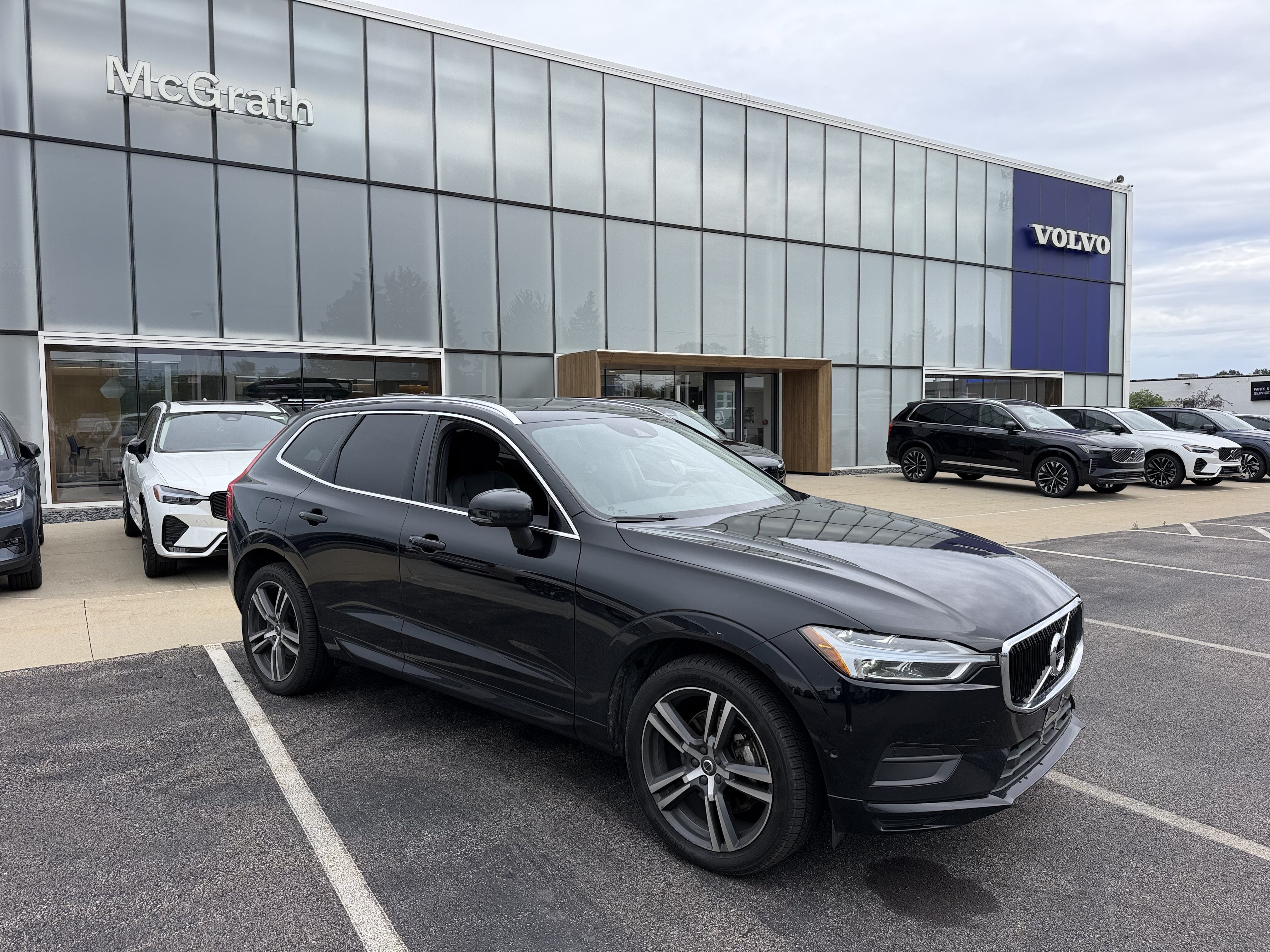Used 2018 Volvo XC60 T5 Momentum w/ Convenience Package AWD/4WD image 3