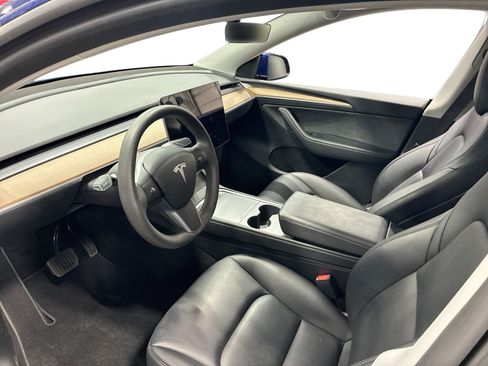 Certified 2023 Tesla Model Y Long Range AWD/4WD image 9