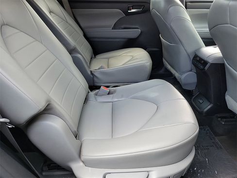 Used 2022 Toyota Highlander XLE image 24