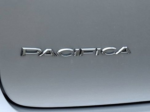 Used 2024 Chrysler Pacifica Touring-L FWD image 30