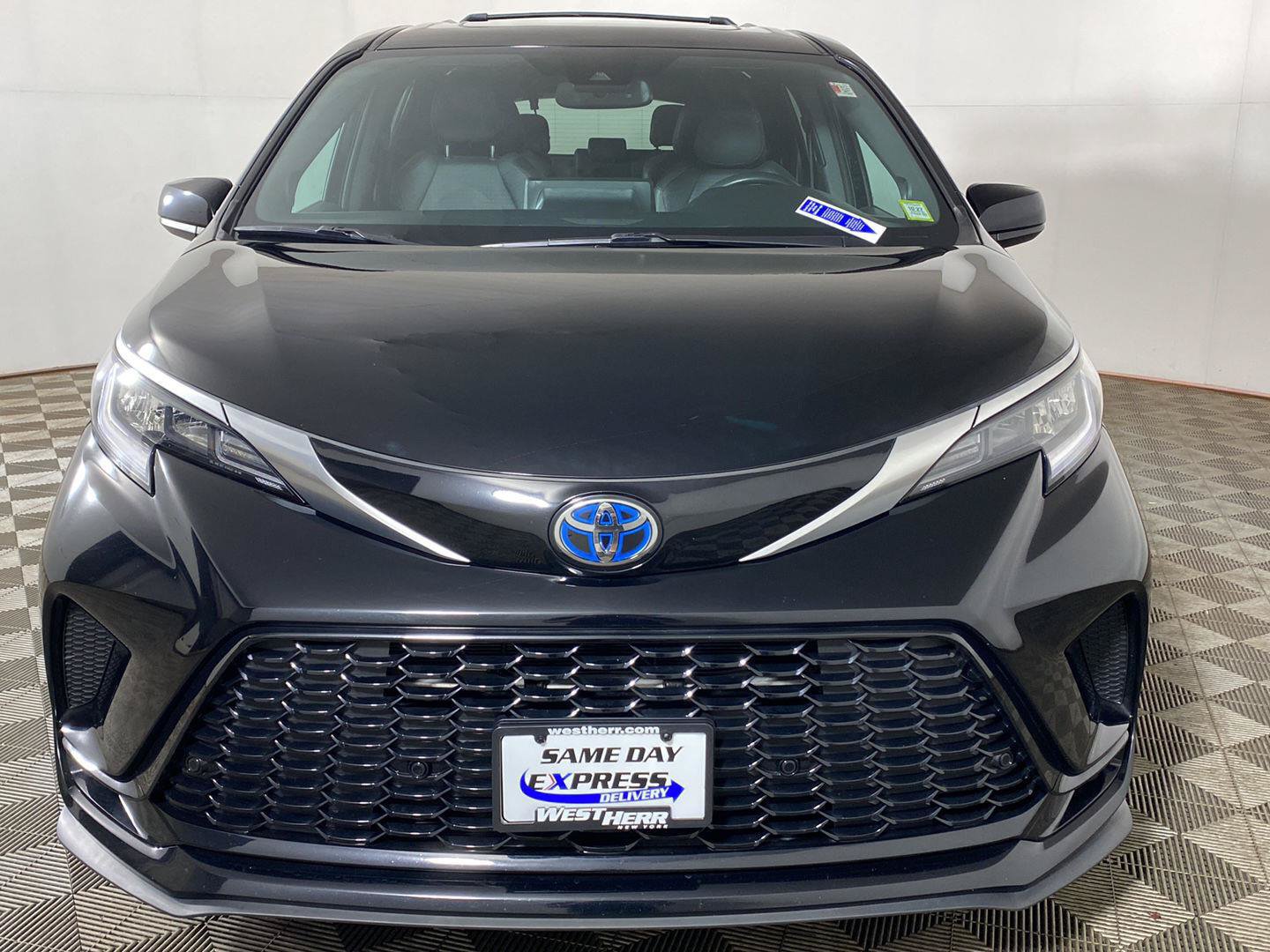Used 2024 Toyota Sienna XSE w/ XSE Plus Package AWD/4WD image 8