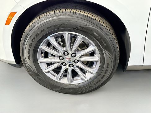 Used 2023 Buick Enclave Essence image 38