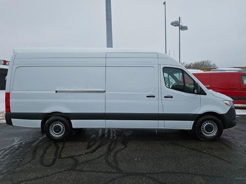 Used 2024 Mercedes-Benz Sprinter 2500 image 2