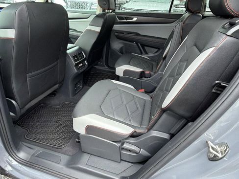 Used 2025 Volkswagen Atlas Peak Edition SE AWD/4WD image 22