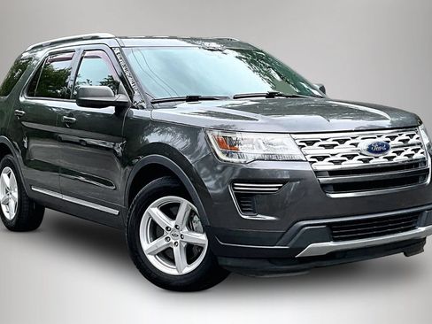 Used 2019 Ford Explorer XLT w/ Class III Trailer Tow Package FWD image 2