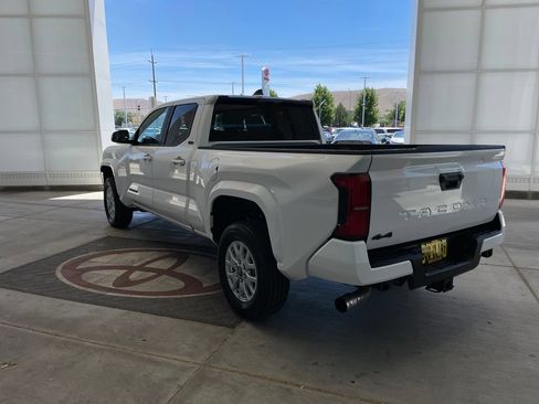 Certified 2025 Toyota Tacoma SR5 AWD/4WD image 5