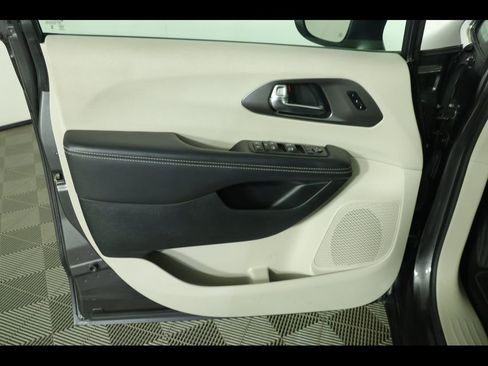 Used 2023 Chrysler Pacifica Touring-L FWD image 22