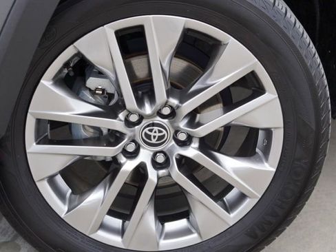 Used 2023 Toyota RAV4 XLE Premium image 12