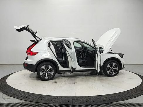 Used 2024 Volvo XC40 B5 Plus AWD/4WD image 17
