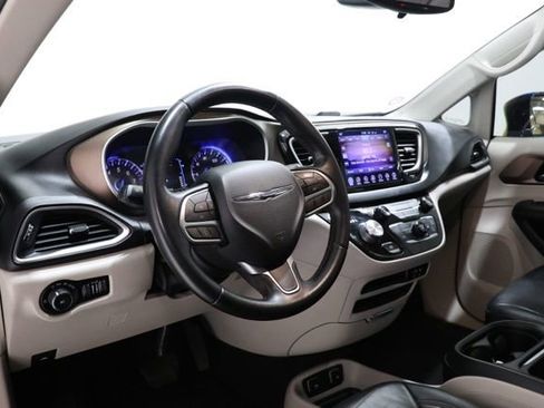 Used 2017 Chrysler Pacifica Touring-L FWD image 13