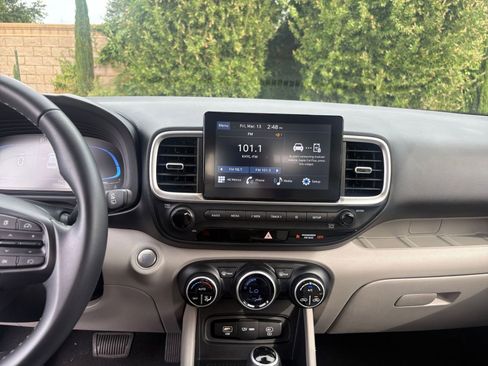 Used 2025 Hyundai Venue SEL image 17