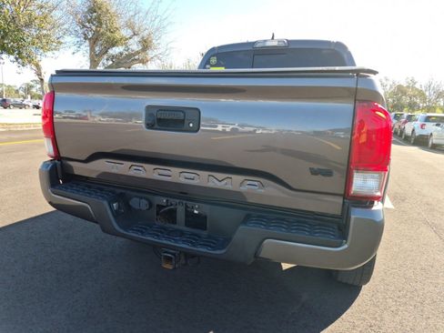 Used 2017 Toyota Tacoma TRD Sport w/ Tow Package (A/T) image 4