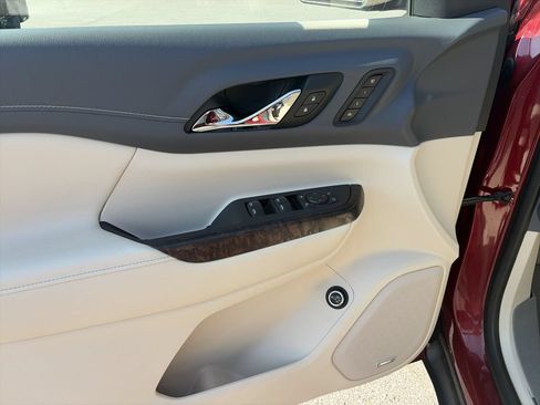 Used 2020 GMC Acadia Denali w/ Technology Package FWD image 18