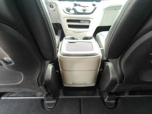 Used 2023 Chrysler Pacifica Touring-L FWD image 29