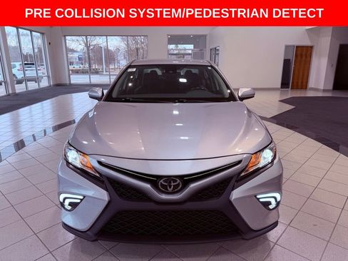 Used 2019 Toyota Camry SE image 2