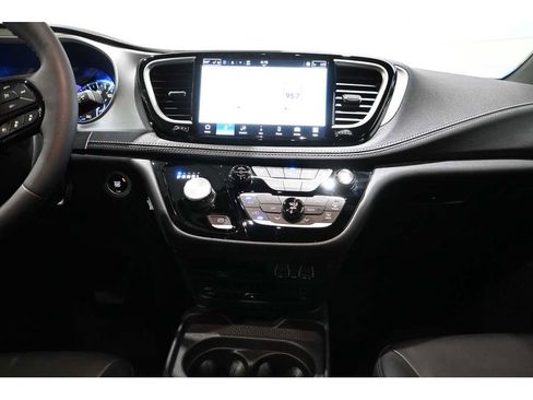 Used 2024 Chrysler Pacifica Touring-L w/ Uconnect Theater Family Group image 23