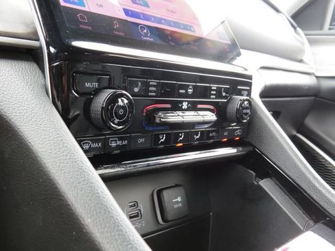 Certified 2023 Jeep Grand Cherokee Limited w/ Black Appearance Package AWD/4WD image 23
