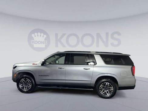 Used 2025 Chevrolet Suburban Z71 image 2