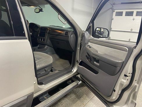 Used 2004 Ford Explorer XLT image 12