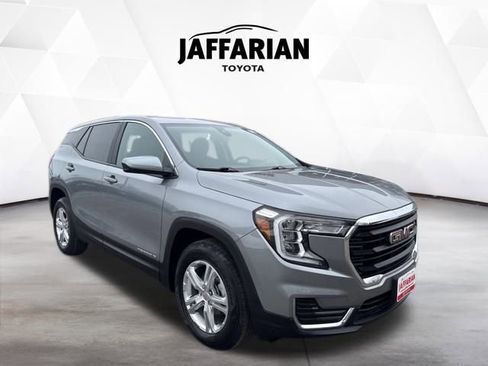 Used 2024 GMC Terrain SLE image 1