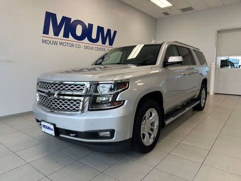 Used 2017 Chevrolet Suburban LT w/ LT Signature Package AWD/4WD image 2