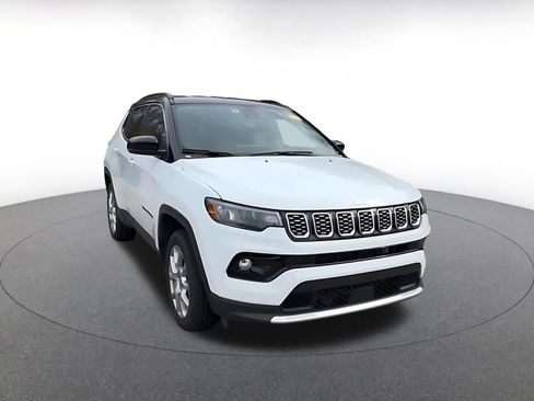 Used 2025 Jeep Compass Limited image 3