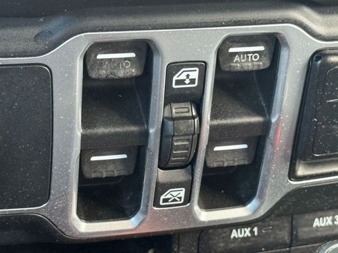 Used 2018 Jeep Wrangler Unlimited Sahara image 27