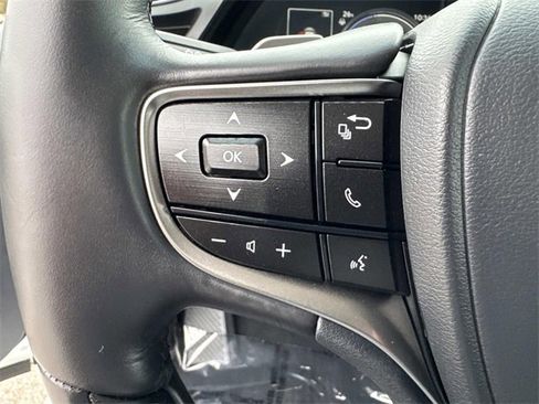 Used 2025 Lexus ES 300h w/ Luxury Package image 30