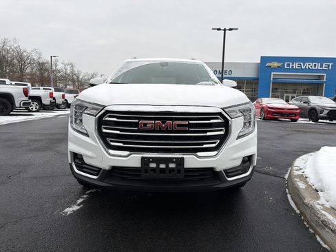 Used 2024 GMC Terrain SLT image 2