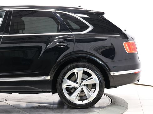 Used 2017 Bentley Bentayga AWD/4WD image 9