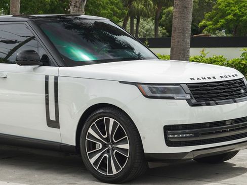 Used 2025 Land Rover Range Rover SE image 11