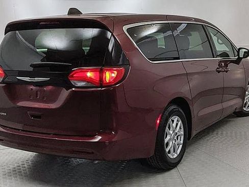 Used 2023 Chrysler Voyager LX FWD image 3