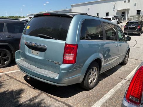 Used 2009 Chrysler Town & Country Touring FWD image 6