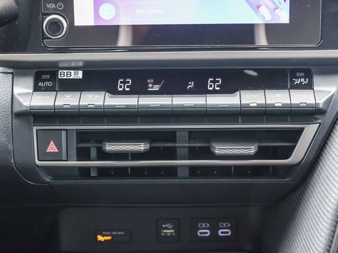 Used 2025 Toyota Camry SE image 15