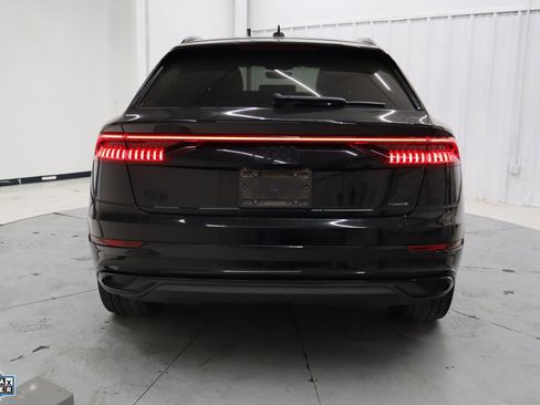 Used 2022 Audi Q8 Premium image 6
