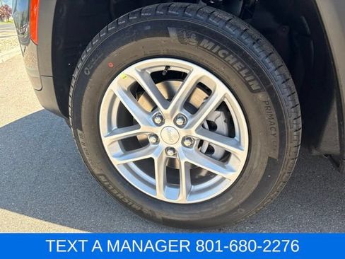 New 2026 Jeep Grand Cherokee Laredo w/ Trailer Tow Package AWD/4WD image 9