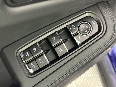 Certified 2025 Porsche Macan image 13