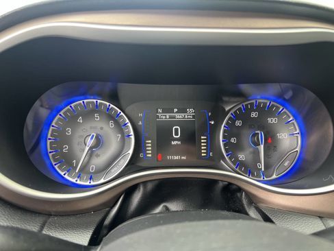 Used 2018 Chrysler Pacifica Touring-L image 10