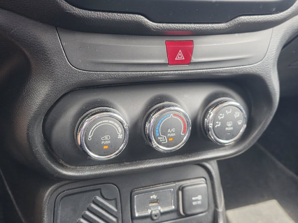 Used 2017 Jeep Renegade Latitude FWD image 14
