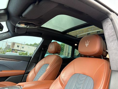 Used 2018 Maserati Levante GranLusso AWD/4WD image 16